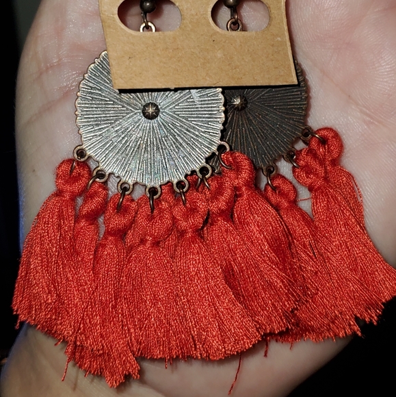 Red threaded bohemian dangle earrings - Picture 2 of 2